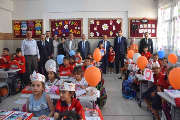 Şahinbey Öğrencilere 140 Bin Adet Hediye Seti Dağıttı