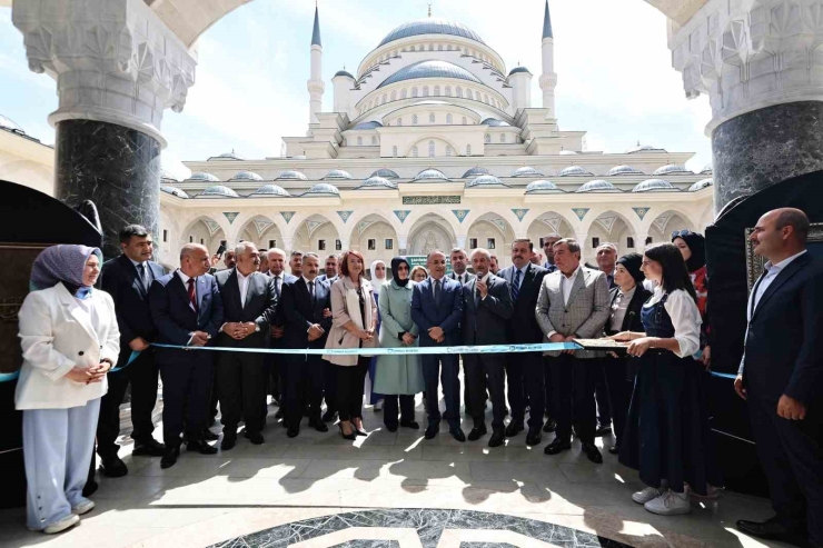 Kadınların El Emekleri Şahinbey Millet Camii Ve Külliyesi’nde Sergilendi