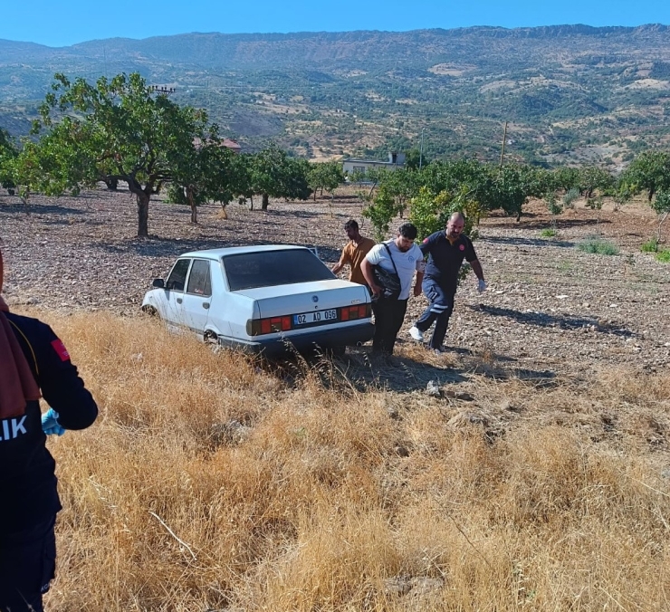 Ön Tekeri Çıkan Otomobil Tarlaya Girdi: 1 Yaralı