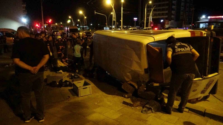 Malatya’da Otomobil İle Çarpışan İşçi Servisi Devrildi: 1 Ölü, 13 Yaralı