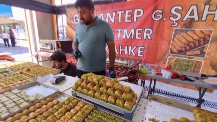 En Hızlı Baklava Yeme Yarışmasında Birinci Oldu: Bir Tepsi Baklavayı Kaptı