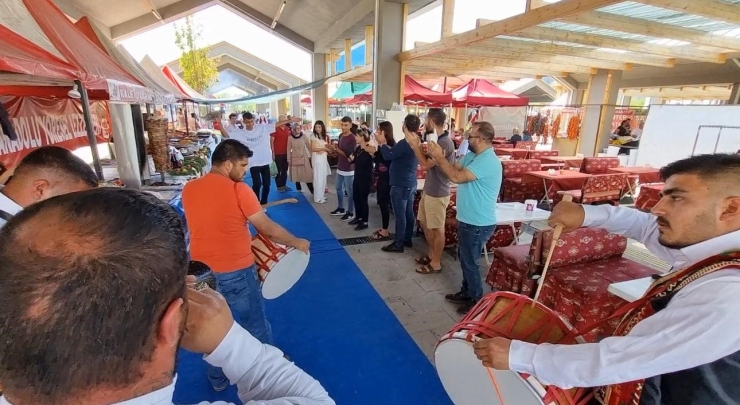 En Hızlı Baklava Yeme Yarışmasında Birinci Oldu: Bir Tepsi Baklavayı Kaptı