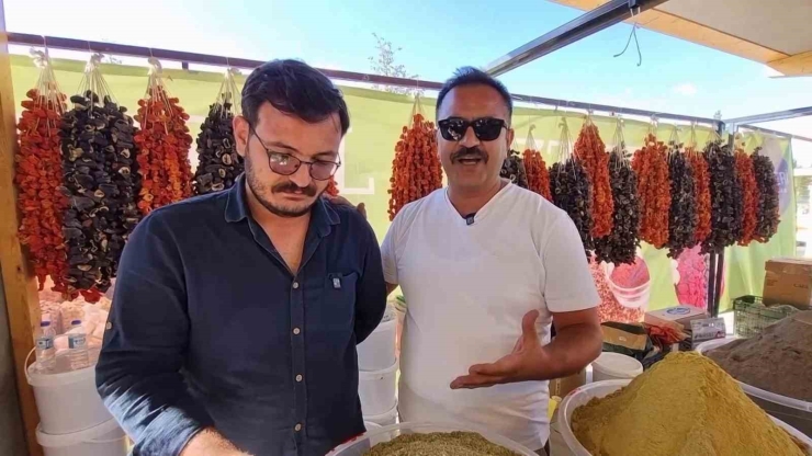 En Hızlı Baklava Yeme Yarışmasında Birinci Oldu: Bir Tepsi Baklavayı Kaptı