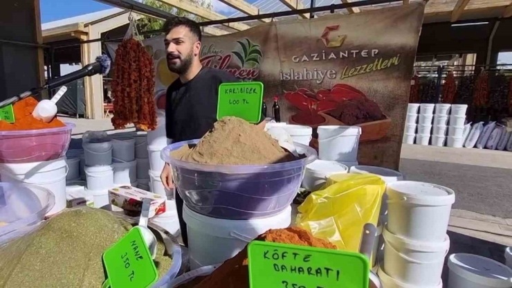 En Hızlı Baklava Yeme Yarışmasında Birinci Oldu: Bir Tepsi Baklavayı Kaptı