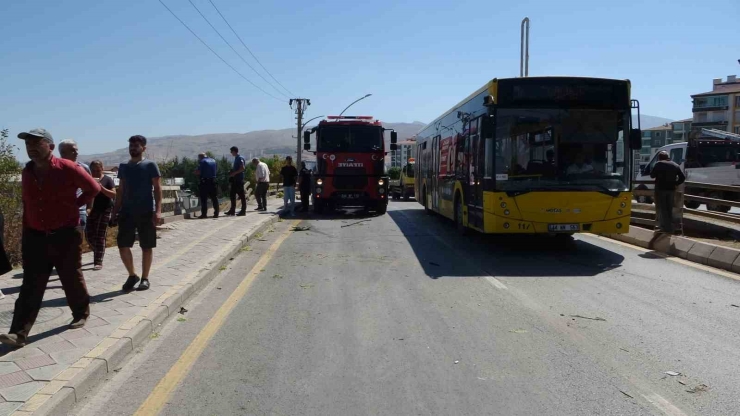 Köprüden Uçan Araç Dik Şekilde Asılı Kaldı