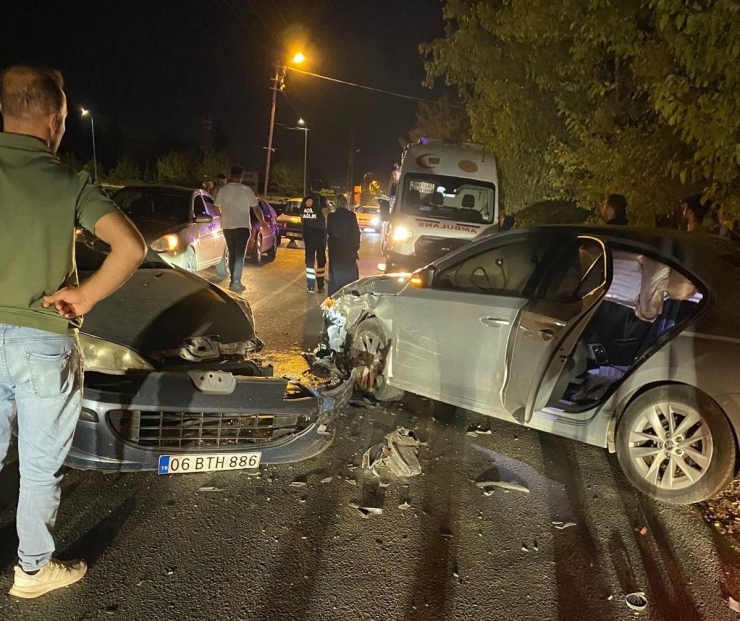 Otomobiller Kafa Kafaya Çarpıştı: 3 Yaralı