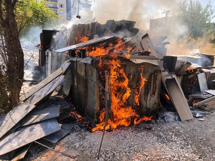 Yapı Malzemelerinden Çıkan Yangın Paniğe Neden Oldu