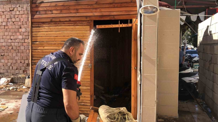 Ahşap Büfede Çıkan Yangın Vatandaşlar Tarafından Söndürüldü