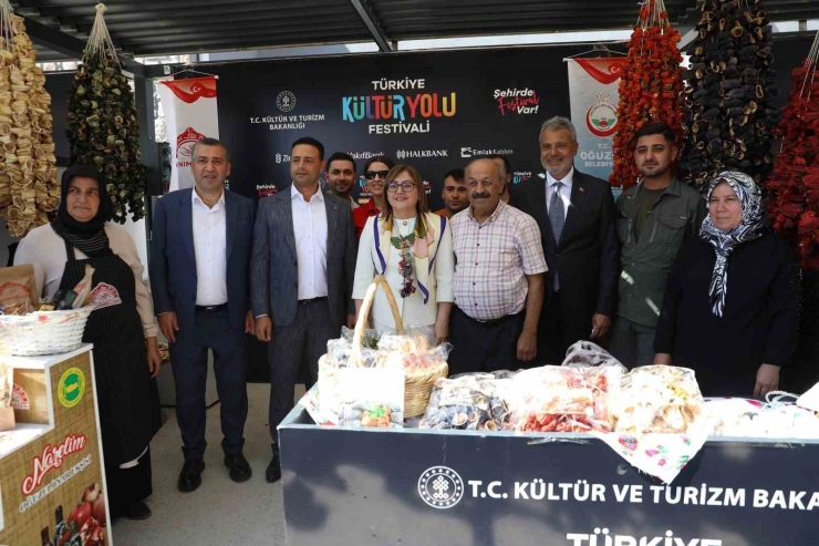 Başkan Şahin Festival Alanında Vatandaşlarla Bir Araya Geldi