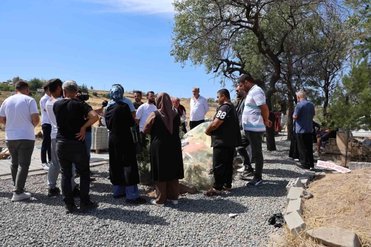 Türkiye’nin Dört Bir Yanından Mezarlığa Gelen Vatandaşlar, Narin’in Mezarının Şehitlikte Olmasını İstiyor