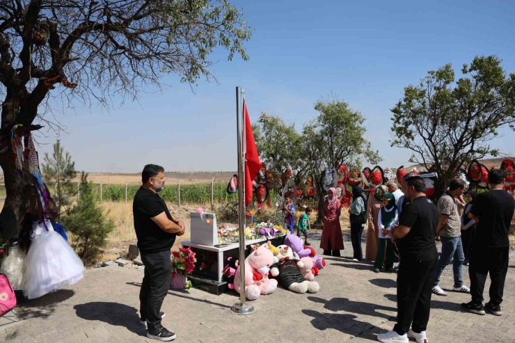 Türkiye’nin Dört Bir Yanından Gelen Vatandaşlar 10 Gündür Narin’in Mezarını Ziyaret Ediyor