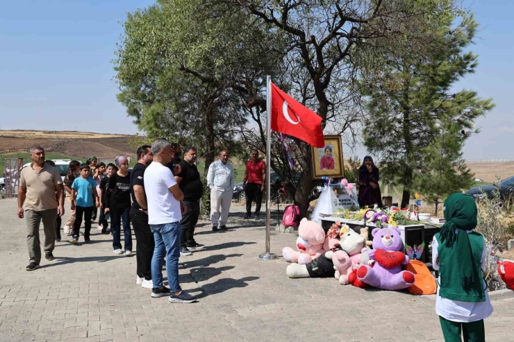 Türkiye’nin Dört Bir Yanından Gelen Vatandaşlar 10 Gündür Narin’in Mezarını Ziyaret Ediyor