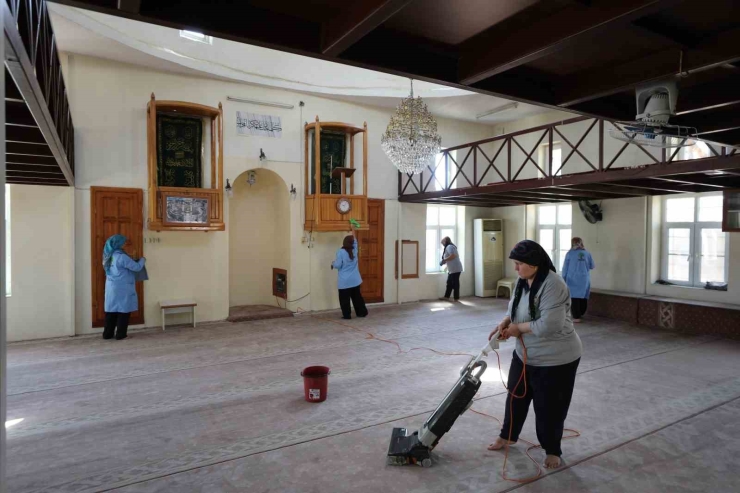 Şehitkamil’deki Camilerde Temizlik Çalışması