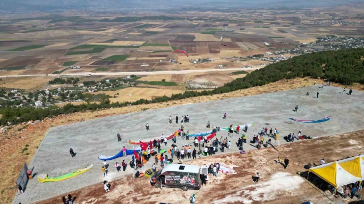 Gaziantep’te Yamaç Paraşütü Heyecanını Depremzede Çocuklar Merakla İzledi