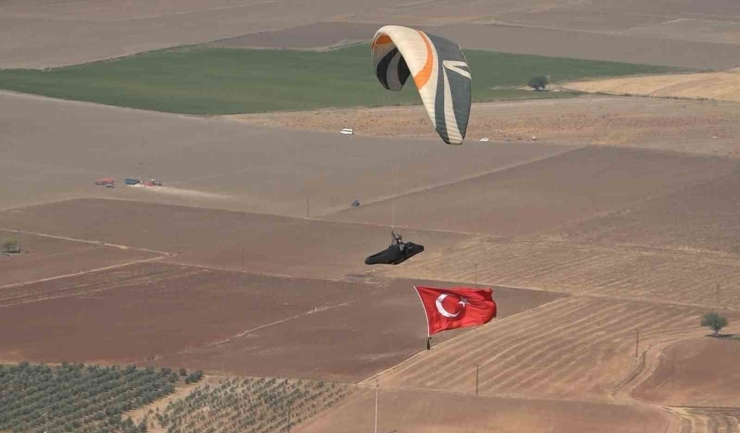 Gaziantep’te Yamaç Paraşütü Heyecanını Depremzede Çocuklar Merakla İzledi