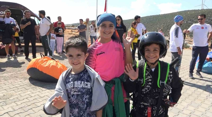 Gaziantep’te Yamaç Paraşütü Heyecanını Depremzede Çocuklar Merakla İzledi