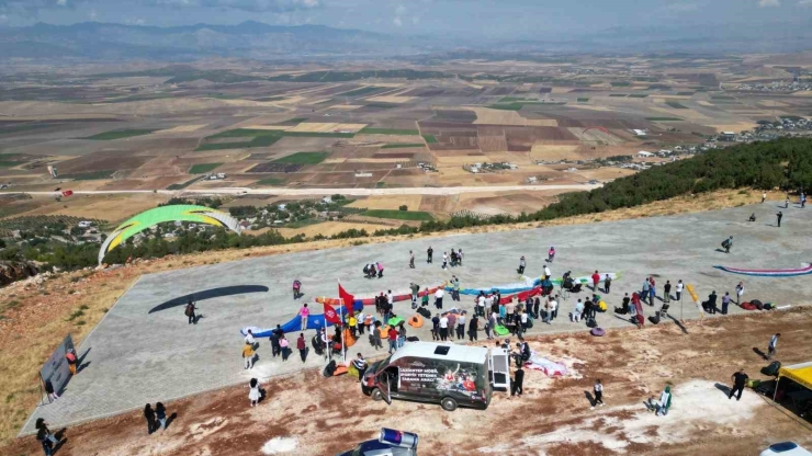 Gaziantep’te Yamaç Paraşütü Heyecanını Depremzede Çocuklar Merakla İzledi