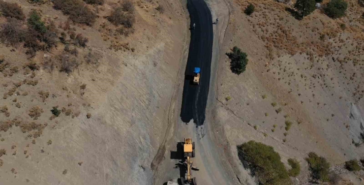 Pütürge İlçesinde Yol İyileştirme Çalışmaları Sürüyor