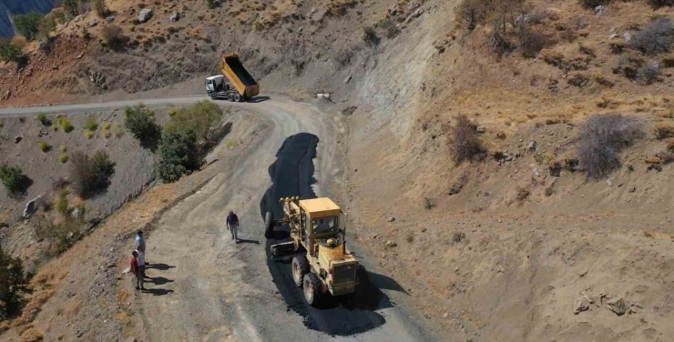 Pütürge İlçesinde Yol İyileştirme Çalışmaları Sürüyor