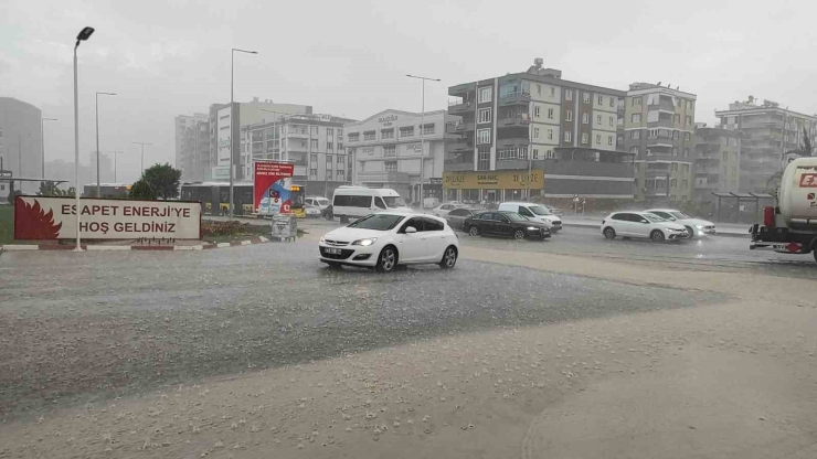 Şanlıurfa’da Sağanak Yağış Etkili Oldu, Yollar Göle Döndü