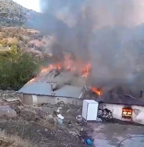 Adıyaman’da Çıkan Yangında İki Ev Küle Döndü