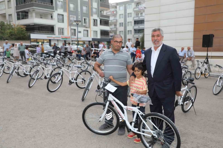 Doğan, Başarılı Öğrencileri Bisikletle Ödüllendirdi