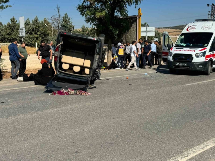 Gaziantep’te 2 Hafif Ticari Araç Çarpıştı: 5 Yaralı