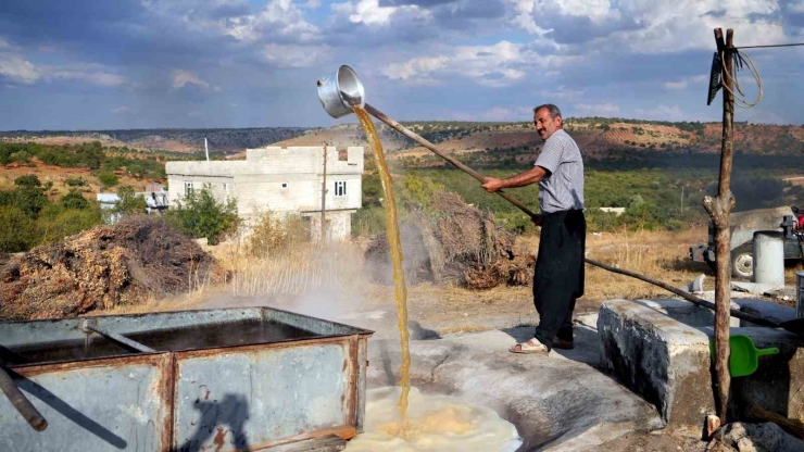 Bir Asırdır Geleneksel Yöntemlerle Üzüm Pekmezi Yapıyorlar