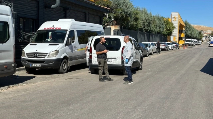 57 Suç Kaydı Olan Şahıs Ve Yanındakiler Ellerinde Silahla Sokağa Çıkıp Husumetlilerini Tehdit Etti