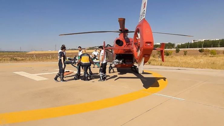 Kafasına Demir Düşen 83 Yaşındaki Hasta Ambulans Helikopterle Hastaneye Sevk Edildi