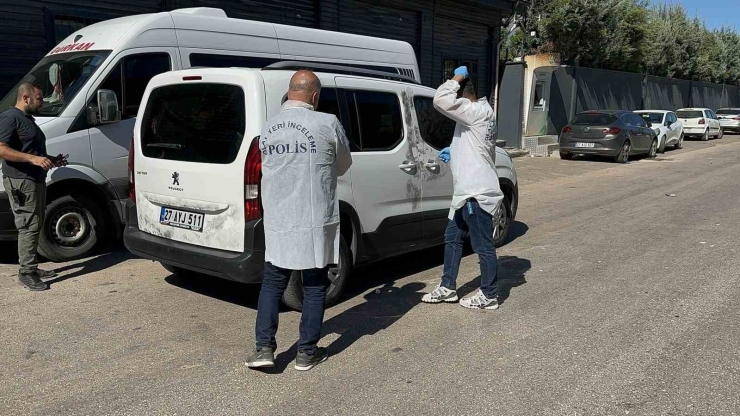 57 Suç Kaydı Olan Şahıs Ve Yanındakiler Ellerinde Silahla Sokağa Çıkıp Husumetlilerini Tehdit Etti