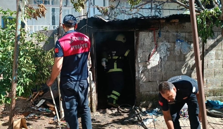 Odunlukta Çıkan Yangında 2 Kişi Dumandan Zehirlendi