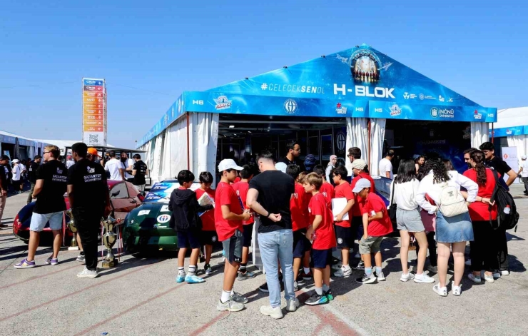 Gaziantep Üniversitesi’nin Ödüllü Projeleri Teknofest Ziyaretçileriyle Buluştu