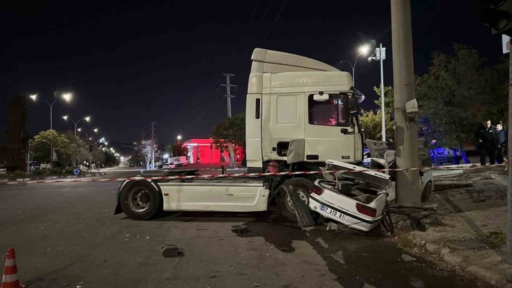 Gaziantep’te Tır İşçi Servisine Çarptı: 3’ü Ağır 13 Yaralı