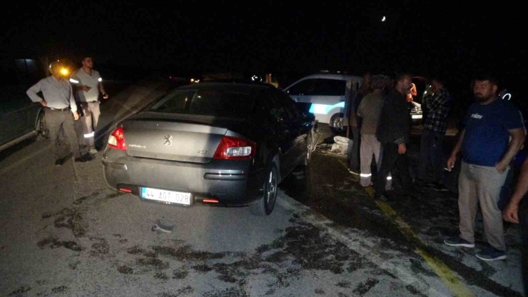 Malatya’da İki Otomobil Kafa Kafaya Çarpıştı: 1’i Ağır 5 Yaralı