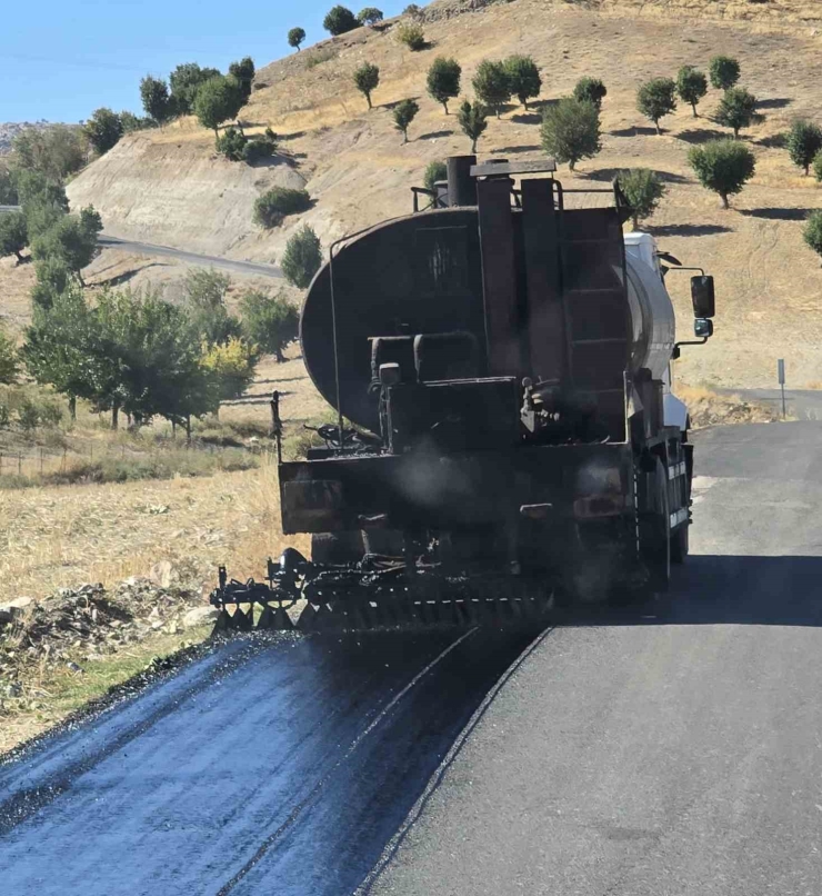 Köy Yollarında Asfalt Çalışması Devam Ediyor