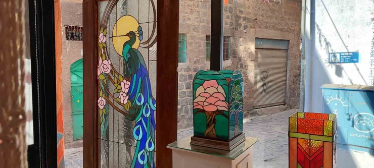 Kaybolmaya Yüz Tutan Vitray Sanatına Kadın Eli Değdi