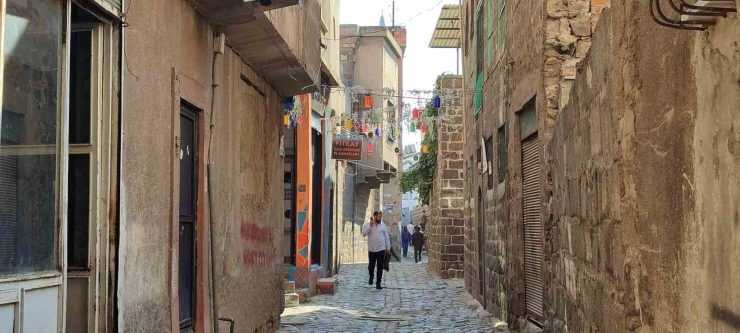 Kaybolmaya Yüz Tutan Vitray Sanatına Kadın Eli Değdi