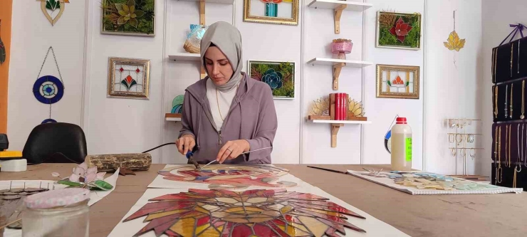 Kaybolmaya Yüz Tutan Vitray Sanatına Kadın Eli Değdi