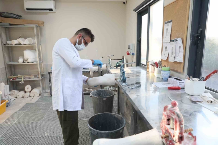 Dolandırılan Depremzede Senem İçin Gaziantep’te Yeni Protez Çalışmaları Başladı