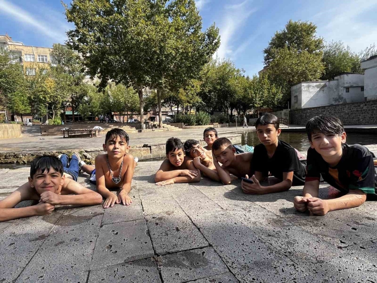 Diyarbakır’da Çocuklar Anzele Suyu’na Veda Etti