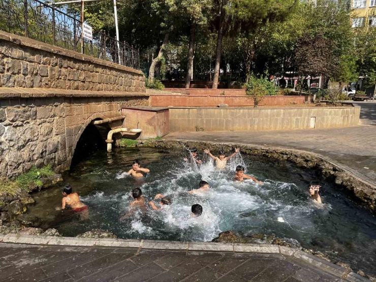 Diyarbakır’da Çocuklar Anzele Suyu’na Veda Etti