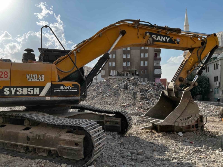 Diyarbakır’da Ağır Hasarlı Binanın Yıkımı Sırasında Yanındaki Binanın 2 Dairesi Ve Sağlık Ocağı Zarar Gördü