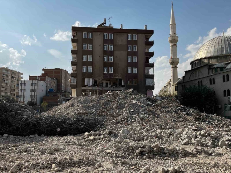 Diyarbakır’da Ağır Hasarlı Binanın Yıkımı Sırasında Yanındaki Binanın 2 Dairesi Ve Sağlık Ocağı Zarar Gördü