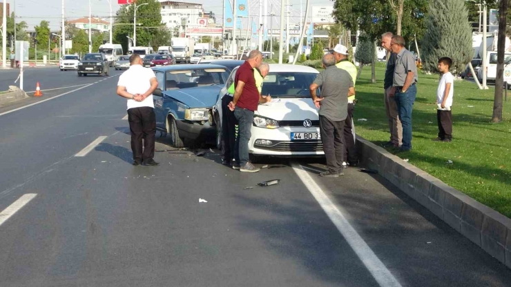 Otomobil İle Çarpışan Tofaş’ta Önemli Hasara Meydana Geldi