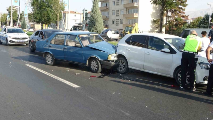 Otomobil İle Çarpışan Tofaş’ta Önemli Hasara Meydana Geldi