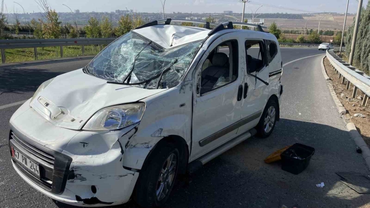 Virajı Alamayan Hafif Ticari Araç Bariyere Çarparak Takla Attı: 3 Yaralı