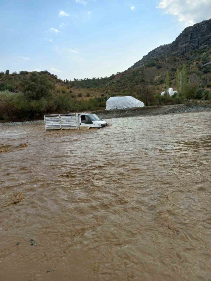 Kulp’ta Aşırı Yağış Sonucu Mahsur Kalan Şoför Kurtarıldı