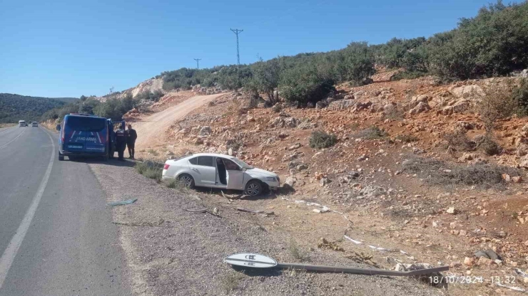 Sürücünün Direksiyon Hakimiyetini Kaybettiği Araç Yoldan Çıktı: 1 Yaralı