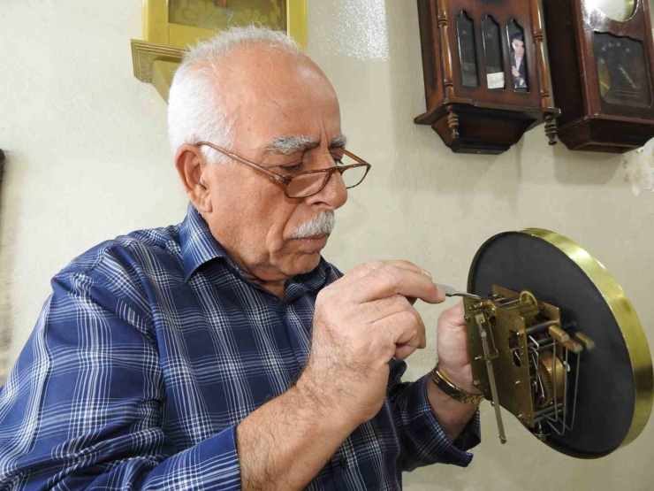 Beş Metrekarelik Dükkanında 60 Yıldır Zamana Ayar Veriyor